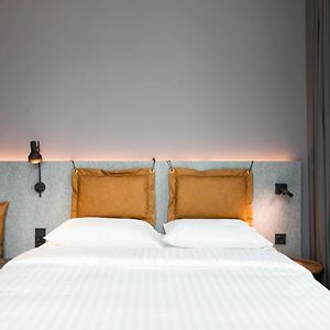 Moxy Queen Room
